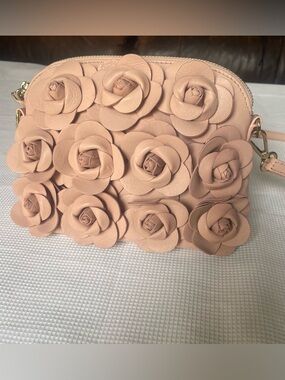 UTERQUE Beige Flower Applique Crossbody Bag Tassel Gold Hardware Zip